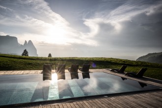 Piscina all'aperto dell'Hotel Santner sull'Alpe di Siusi